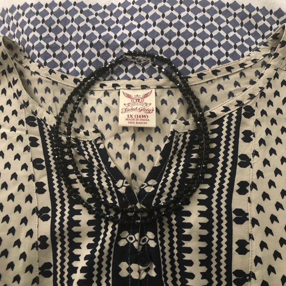 🛑SOLD🛑  
Blouse no necklace TOP ONLY - Picture 2 of 5